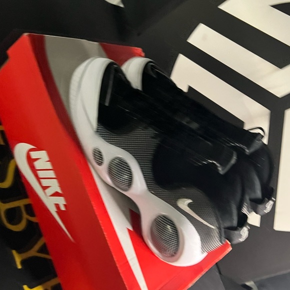 Nike Black and White Athletic Shoes - Picture 5 of 6